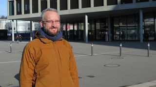 Mann mit Brauner Jack in der Sonne. Mann mit Brauner Jack in der Sonne.