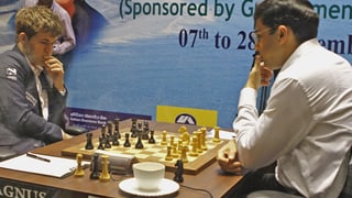 Der Norweger Magnus Carlsen (links) und der Inder Viswanathan Anand kämpfen um den WM-Titel.