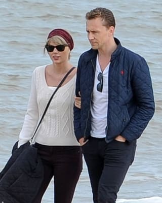 Taylor Swift und ihr neuer Freund spazieren am Strand entlang.