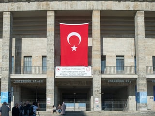 Türkische Flagge hängt an der Stadionmauer.