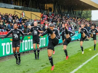 Feyenoord-Spielerinnen an der Seitenlinie