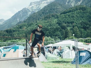 Festivalbesucher, der skatet