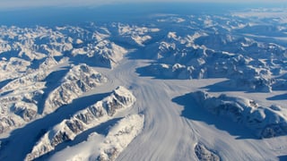 Gletscher und Berge aus der Vogelperspektive.