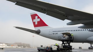 Eine Maschine der Swiss auf dem Flughafen Eine Maschine der Swiss auf dem Flughafen
