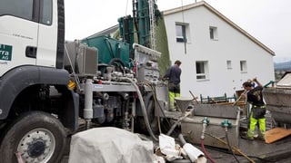 Ein Lastwagen auf einer Baustelle bei einer Erdwärmebohrung