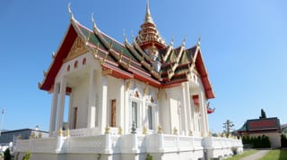 Tempel mit verziertem Spitzdach und Säulen. Tempel mit verziertem Spitzdach und Säulen.