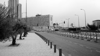 Eine leere Strasse mit dem Gebäude der israelischen Sozialversicherung im Hintergrund