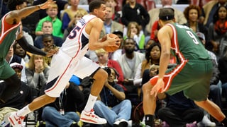 Thabo Sefolosha von den Atlanta Hawks und Jared Dudley von den Milwaukee Bucks.