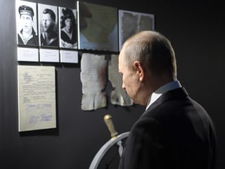 Putin beim Besuch einer Geschichtsausstellung. Putin beim Besuch einer Geschichtsausstellung.