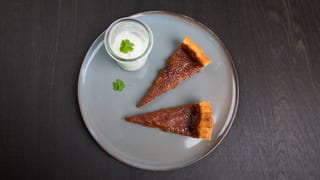 Dessertteller mit zwei Stücken Tarte.