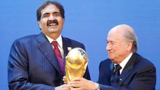 Hamad bin Khalifa Al-Than und Sepp Blatter mit WM-Pokal Hamad bin Khalifa Al-Than und Sepp Blatter mit WM-Pokal