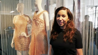 Die junge israelische Designerin vor zwei Schaufensterpuppen mit ihrer beigefarbenen zweiten Kollektion. 