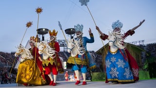 Fasnachts-Figuren auf Pferden.