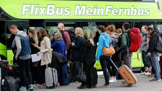 Passagiere steigen in Berlin in einen Flixbus ein, 20. Mai 2015. 