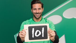 Claudio Pizarro hält eine Tafel mit der Aufschrift «101».