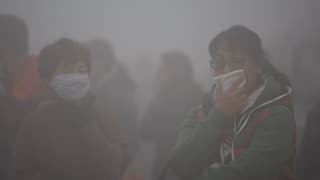 Zwei Chinesinnen mit Mundschutz im Smog