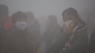Zwei Chinesinnen mit Mundschutz im Smog Zwei Chinesinnen mit Mundschutz im Smog