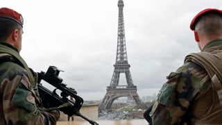 Zwei Soldaten mit Eiffelturm im Hintergrund