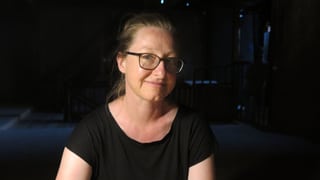 Eine schwarz gekleidete Frau mit dunkler Brille. Eine schwarz gekleidete Frau mit dunkler Brille.