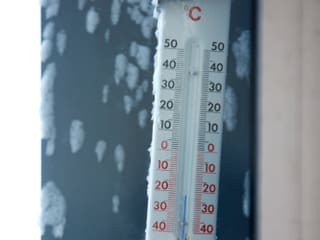 Ein Thermometer zeigt minus 22 Grad. Brrrrr ist das kalt!