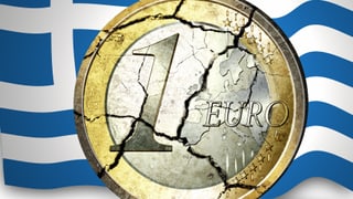 Eine zerbrochene Euro-Münze vor einer griechischen Flagge.