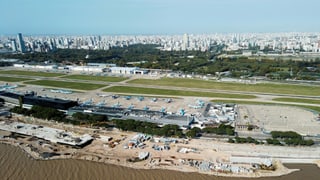 Flugzeuge stehen am Flughafen von Buenos Aires