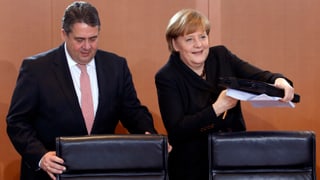 Vizekanzler Sigmar Gabriel und Kanzlerin Angela Merkel setzen sich an einen Verhandlungstisch.