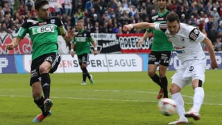 Ionita im Kampf mit mehreren Lausanne-Spielern.