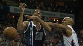 Thabo Sefolosha (l.) im Zweikampf mit Gerald Henderson.