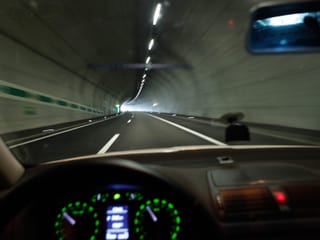 Fahrersicht aus einem Auto auf einen Tunnel