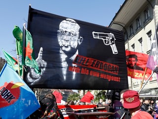 Teilnehmer einer Berner Demonstration fordern auf einem Transparent dazu auf, Erdogan «mit seinen eigenen Waffen zu töten». Teilnehmer einer Berner Demonstration fordern auf einem Transparent dazu auf, Erdogan «mit seinen eigenen Waffen zu töten».