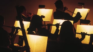 Musikerinnen spielen im Dunkeln.