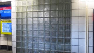 Eine Mauer aus Glasbacksteinen. Eine Mauer aus Glasbacksteinen.