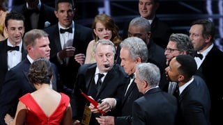 Chaos bei den Oscars: Warren Beatty nennt falschen Gewinner.