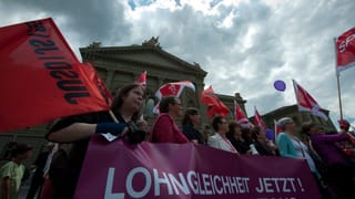 Frauen mit Transparenten und Flaggen, im Hintergrund das Bundeshaus. Frauen mit Transparenten und Flaggen, im Hintergrund das Bundeshaus.