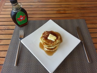 Pancakes mit Ahornsirup. Pancakes mit Ahornsirup.