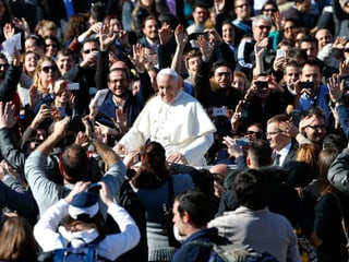 Der Papst im Cabrio-Papamobil fährt durch die Menschenmenge.