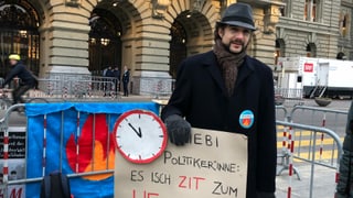 Junger Mann mit Plakat. Junger Mann mit Plakat.