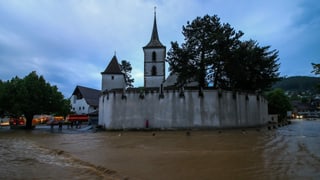 Überschwemmte Strassen in Muttenz rund um die Kirche. Überschwemmte Strassen in Muttenz rund um die Kirche.