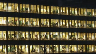 beleuchtetes Bürohaus