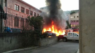 Brennende Autos vor Gebäude der Staatsanwaltschaft.