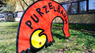 Schild mit Schriftzug des Krippennamen Purzelbaum. 