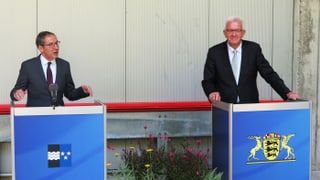 Zwei Männer hinter zwei Redepulten Zwei Männer hinter zwei Redepulten