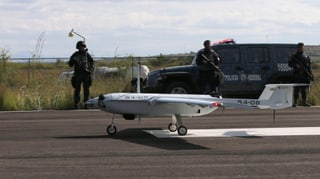 Eine Drohne startet auf einem Flugfeld.