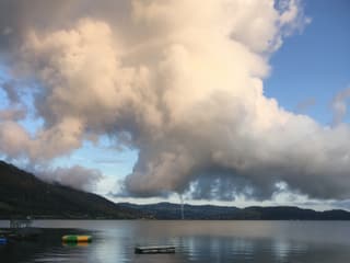 Wasserhose und darüber Wolken.