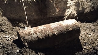 Die ausgegrabene Fliegerbombe, wie ein kleiner runder, liegender Öltank oder grosser Wasserboiler.