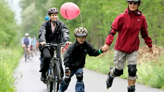 Mutter fährt mit Sohn auf den Inlineskates