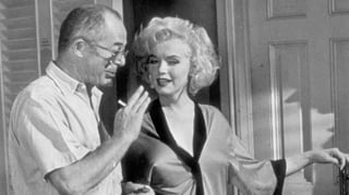 Billy Wilder unterhält sich mit Marilyn Monroe.