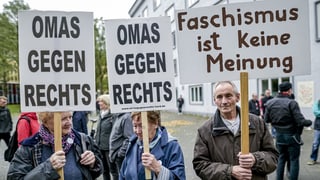 Ältere Menschen mit Transparenten Ältere Menschen mit Transparenten