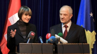 Die damalige Aussenministerin Micheline Calmy-Rey mit mit dem damaligen kosovarischen Präsidenten Fatmir Sejdiu. Die damalige Aussenministerin Micheline Calmy-Rey mit mit dem damaligen kosovarischen Präsidenten Fatmir Sejdiu.